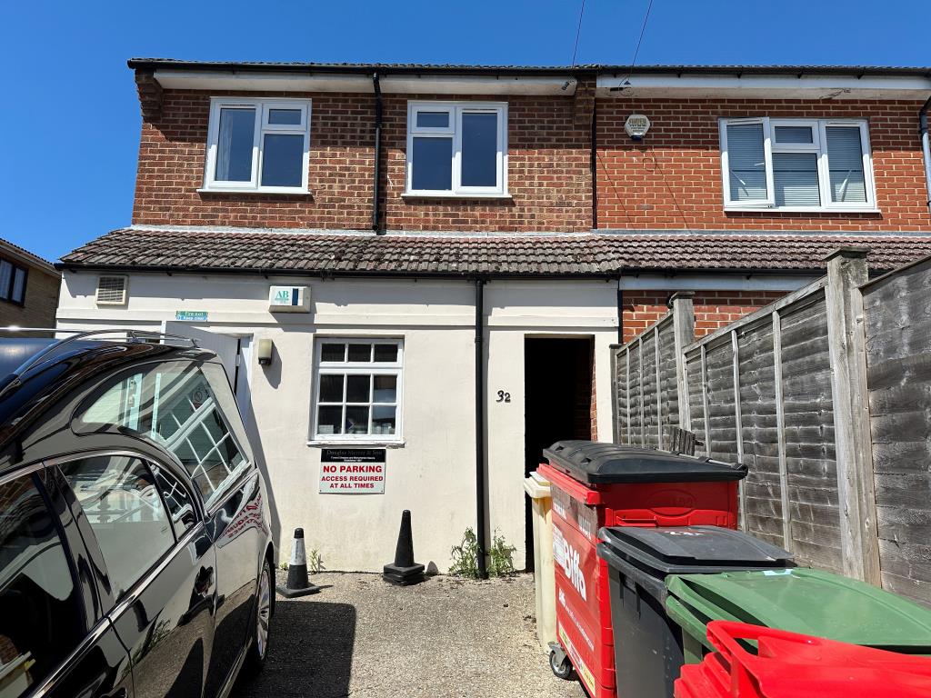 Lot: 81 - MIXED USE FREEHOLD BLOCK FOR INVESTMENT - Back of Funeral Directors and entrance into Flat on Strood Rd
